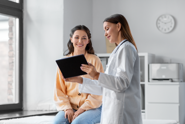 Mujer con tarjeta de crédito