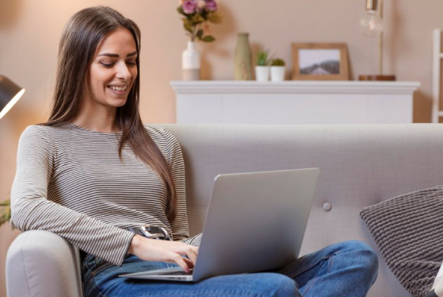 Mujer con tarjeta de crédito