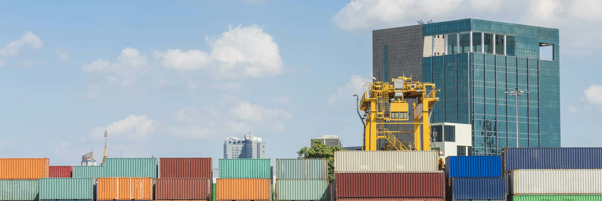 Puerto de importacion y exportacion con contenedores 