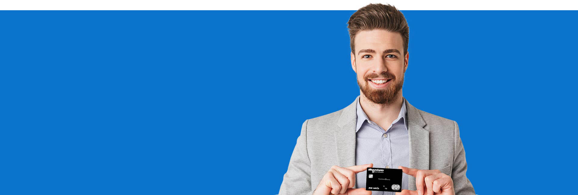 Cover azul de hombre con barba  y  saco sujetando tarjeta mastercard negra  